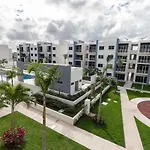 Lovely 2 Bedroom Apartment - Pool & Balcony