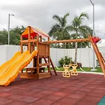 Lovely 2 Bedroom Apartment - Pool & Balcony