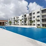 Lovely 2 Bedroom Apartment - Pool & Balcony