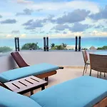 Amplio condominio frente al mar