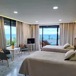 Amplio condominio frente al mar