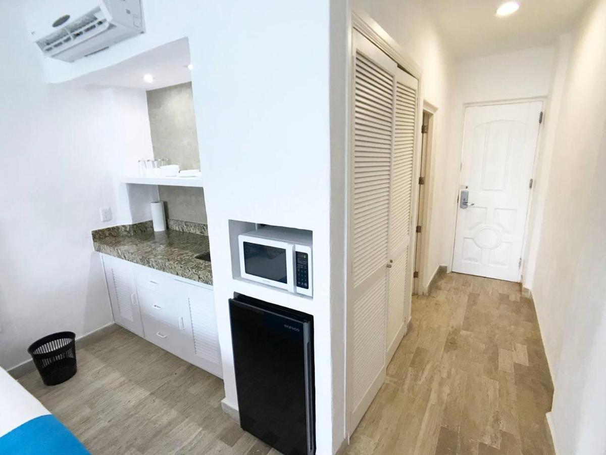 Beachfront With Kitchenette In The Zone! Apartahotel