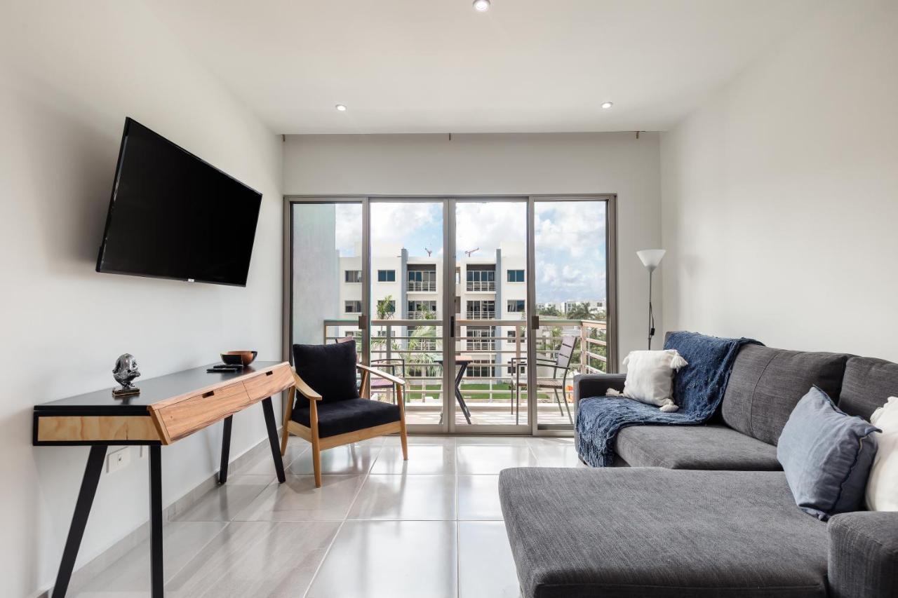 Lovely 2 Bedroom - Pool & Balcony *