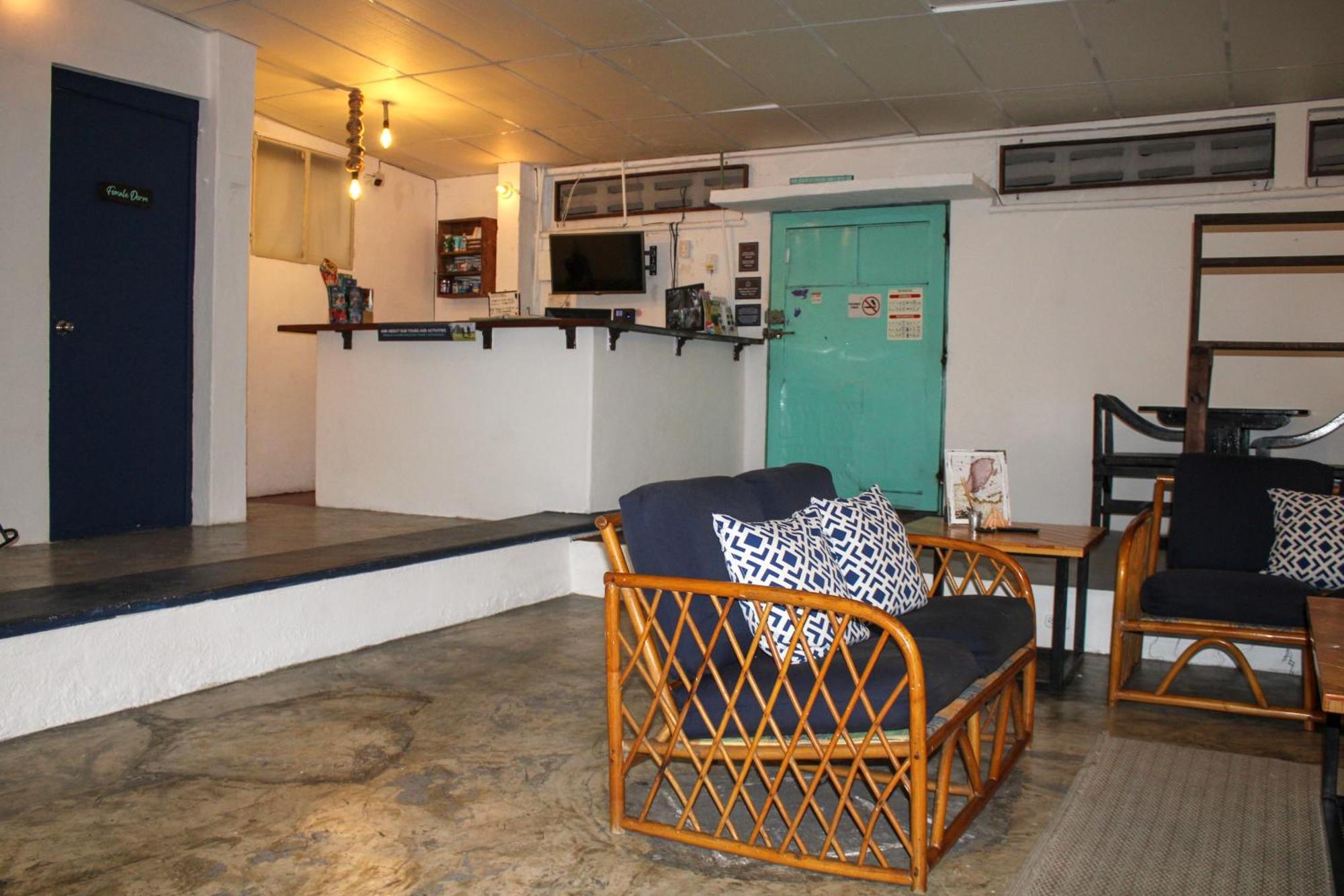 Hostal The Boat House