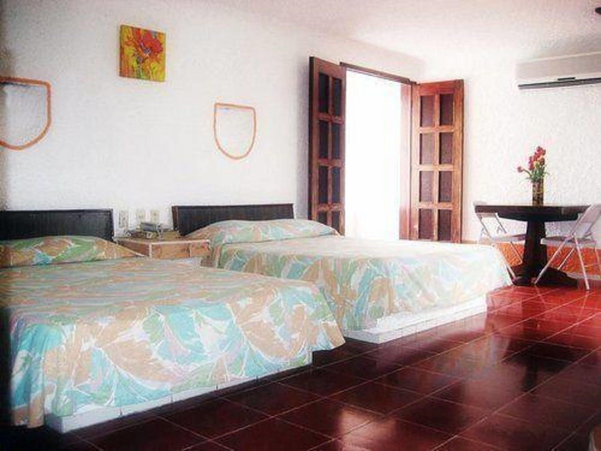 Hotel Plaza Carrillo's 3*
