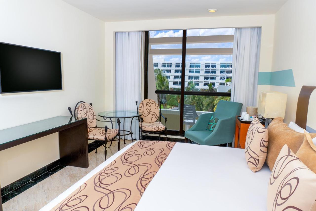 Oh! On The By Oasis 4* Cancun