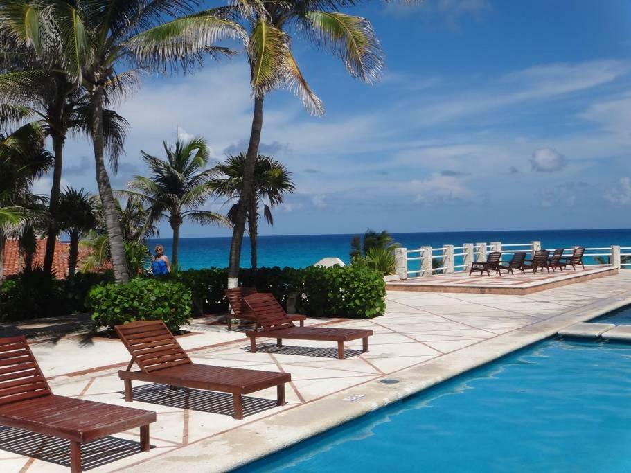 Remodeled Studio In Beachfront Condominium