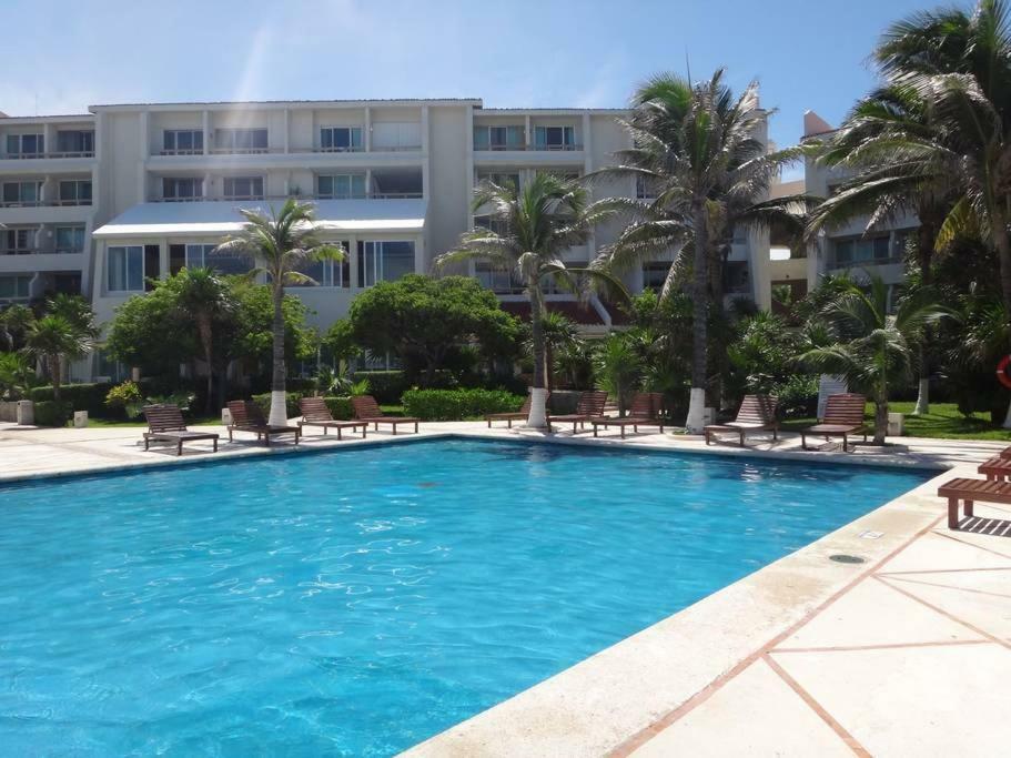 Remodeled Studio In Beachfront Condominium Apartment *