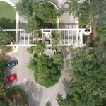 Residencial con seguridad y áreas recreativas.
