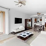4 Bedroom Apartment, 8 Guests