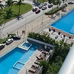 Malecon Cancun , La Vista