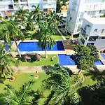 Best Location Luxury Condo With Van