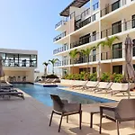 New Condo With Pool, Gym, A/C, Wifi, King Size Bed