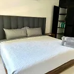 Deco 6 Downtown 3 Bed Apartment