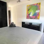 Deco 6 Downtown 3 Bed Apartment