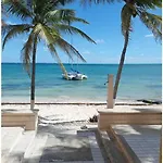 Escape To Serenity By The Sea! Beachfront Apartment With Pool, Just 5 Minutes From The Ferry