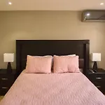 Cozy Loft With Pool, One Block From The Beach!