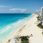 Amazing Oceanviews Beachfrt Condo Walk To Eat, Drink, Play