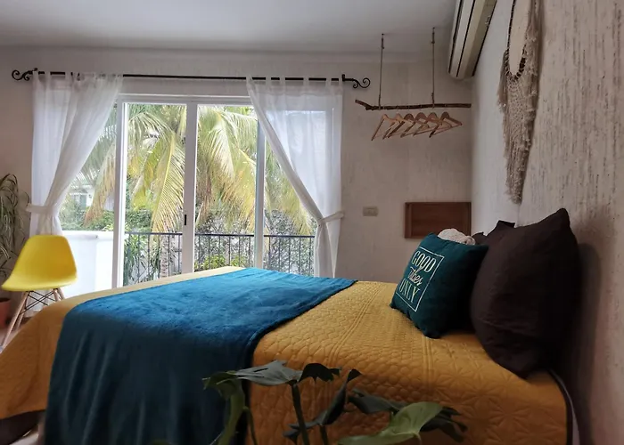 Beautiful & Cozy Near Beach Apartment Pool & Kingsize Bed