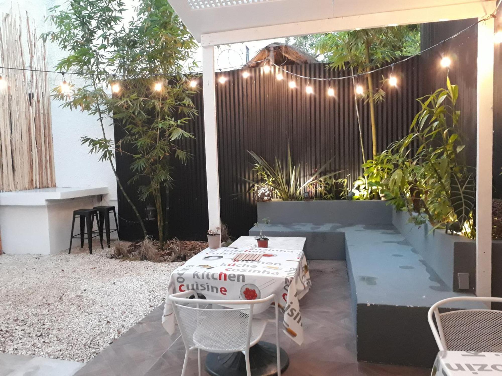 In Guest - 2, Private Bathroom, A C, Wi-fi 50 Mbps In Downtown Pensión *