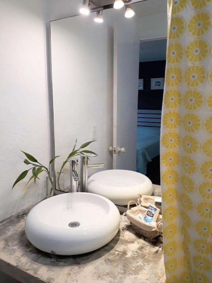In Guest - 2, Private Bathroom, A C, Wi-fi 50 Mbps In Downtown * Cancún