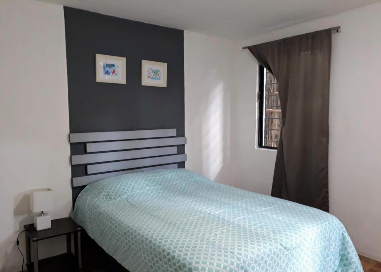 In Guest - 2, Private Bathroom, A C, Wi-fi 50 Mbps In Downtown Pensión
