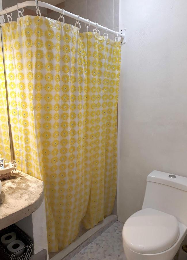 In Guest - 2, Private Bathroom, A C, Wi-fi 50 Mbps In Downtown * Cancún
