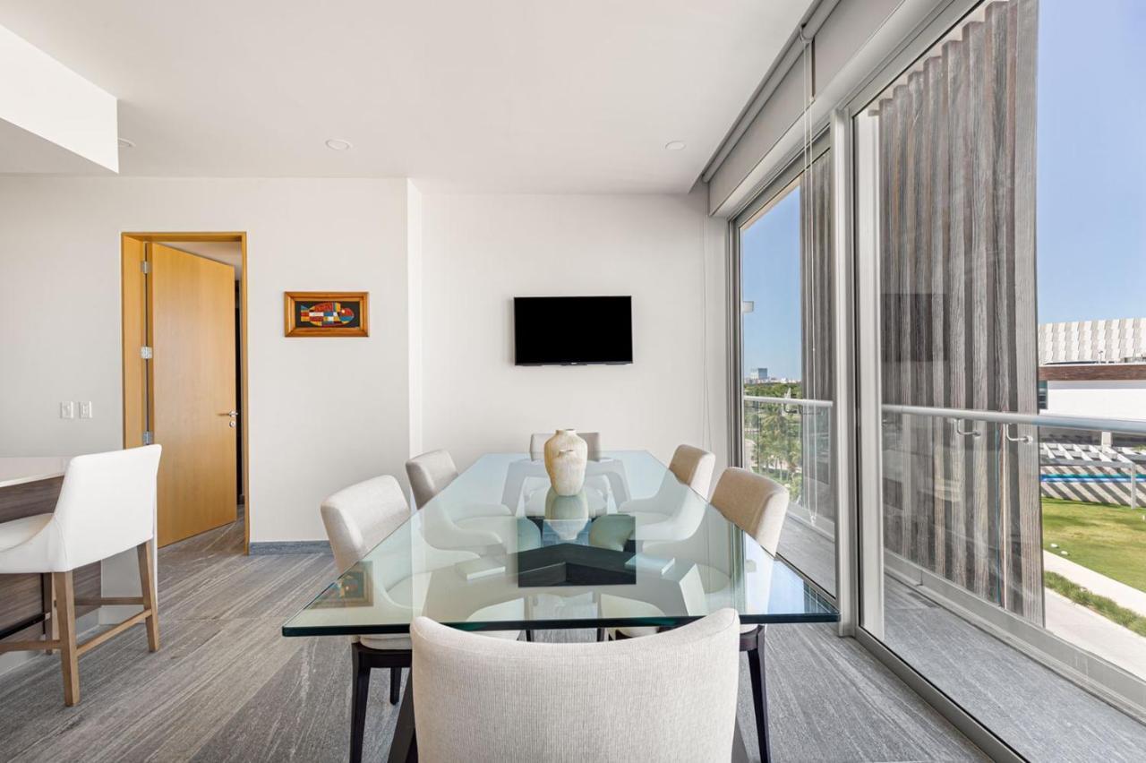 Luxury 3br Condo* Rooftop Pool, Near The *