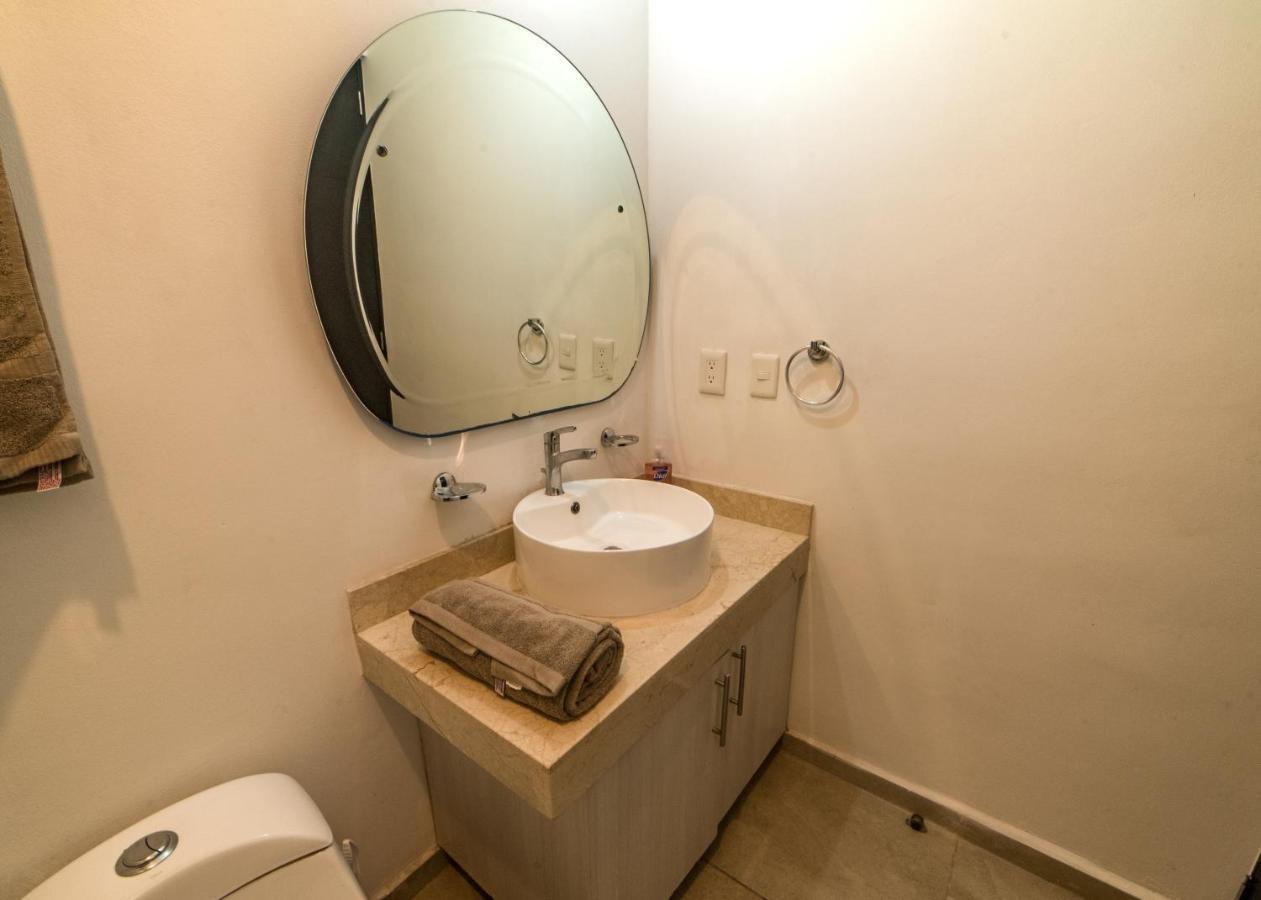Airport With Pool And Security Apartment