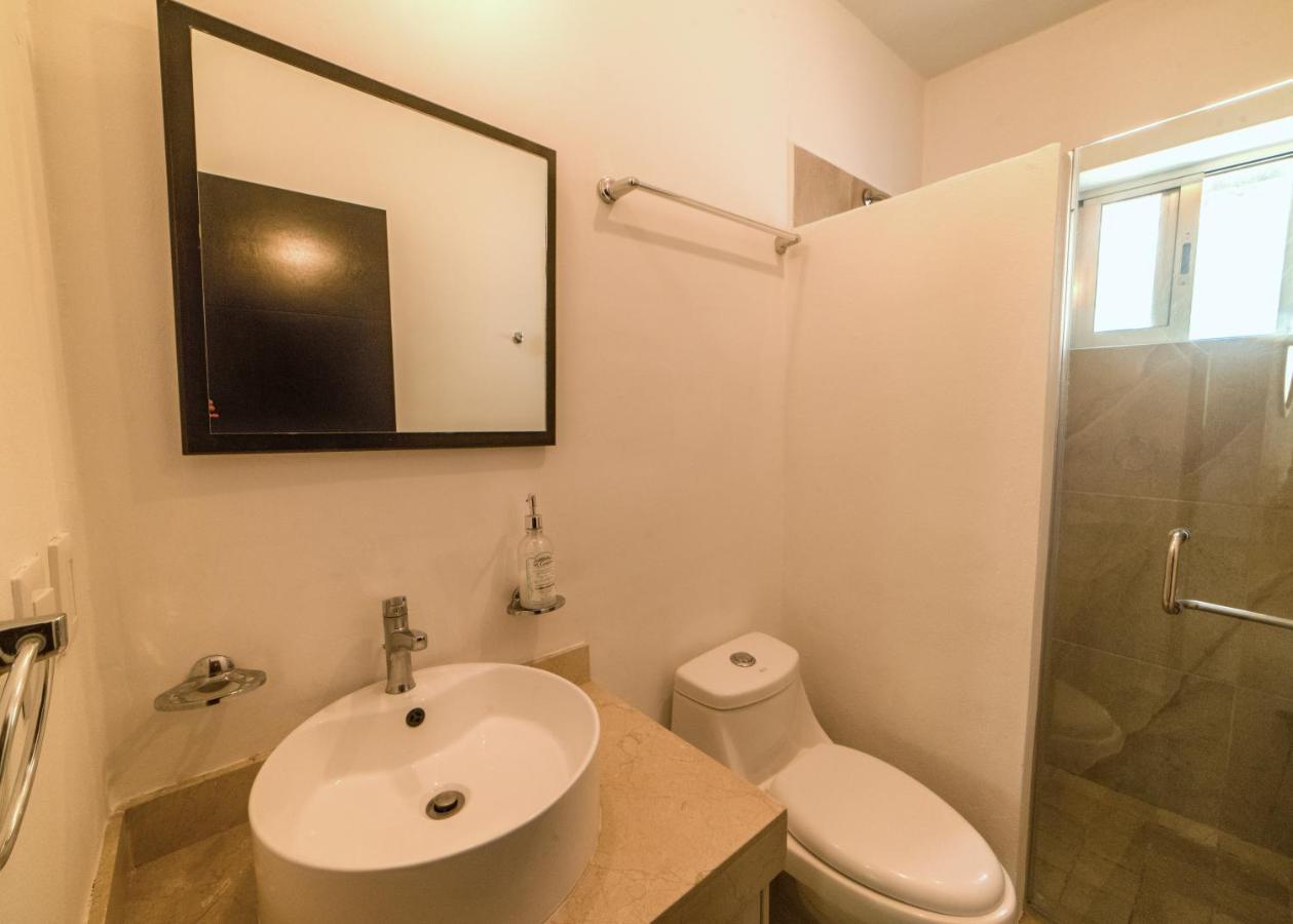 Airport With Pool And Security Apartment
