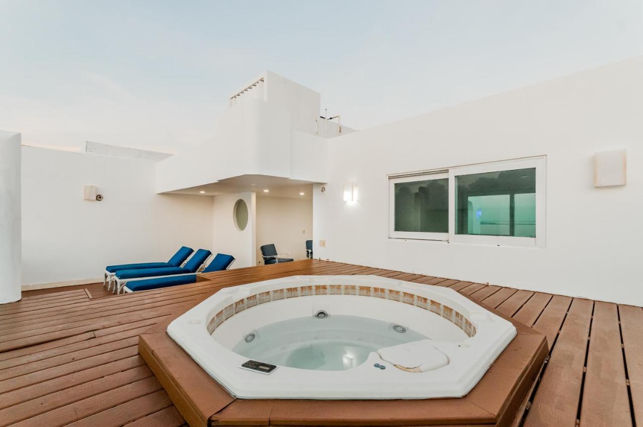 Rooftop Private Jacuzzi In Beach Front Penthouse Apartahotel 3*