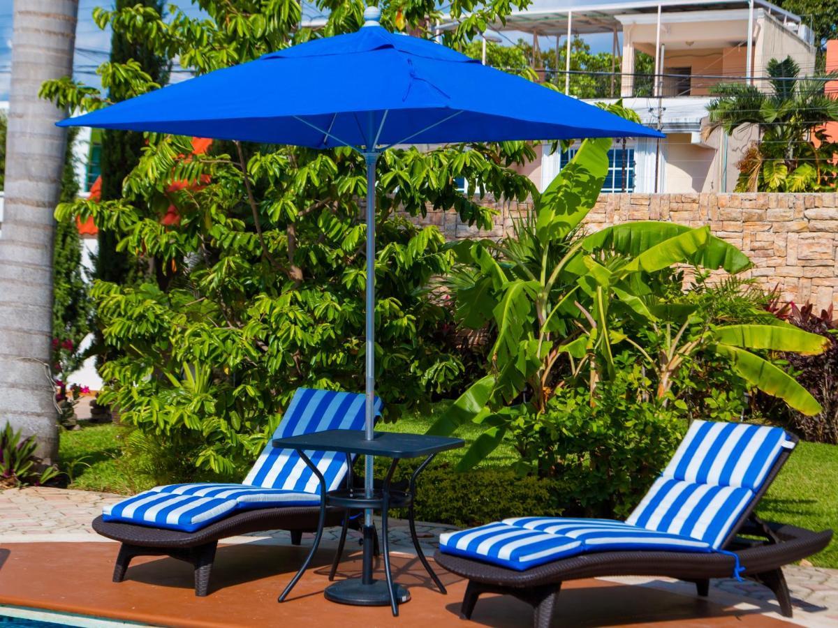 Hermosa Casa, En Renta Vacacional Con Piscina, A Tan Solo10 Minutos De La Playa, Cerca De Centros Comerciales, Restaurantes, Bares Y Supermercados * Cancun