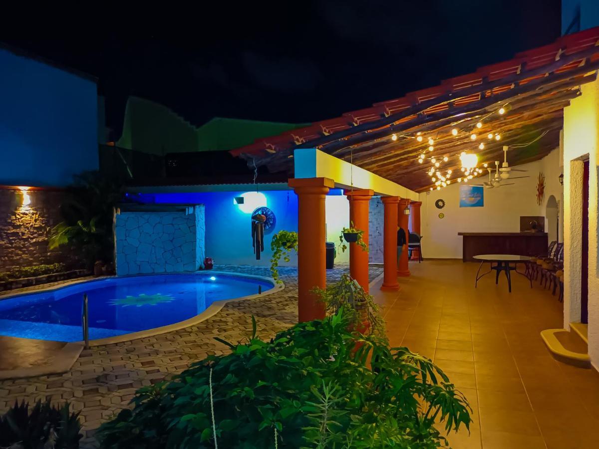 Hermosa Casa, En Renta Vacacional Con Piscina, A Tan Solo10 Minutos De La Playa, Cerca De Centros Comerciales, Restaurantes, Bares Y Supermercados * Cancun