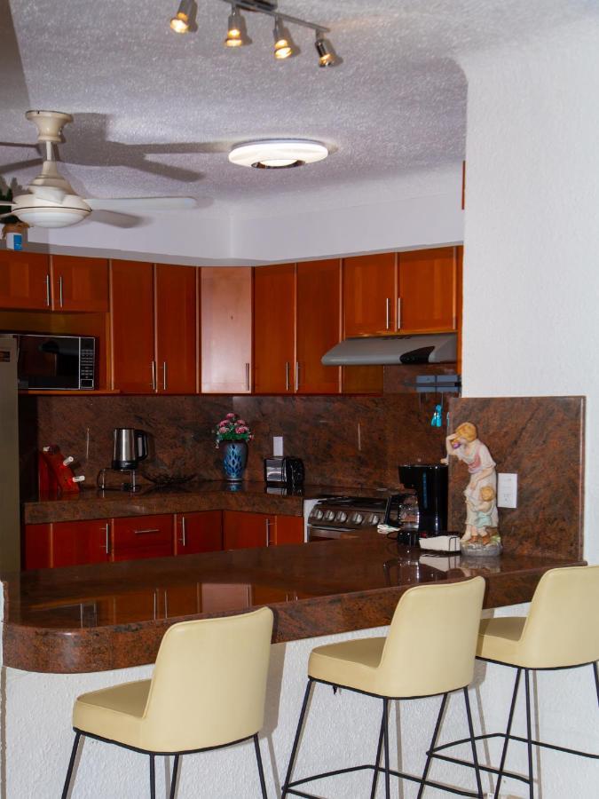 Hermosa Casa, En Renta Vacacional Con Piscina, A Tan Solo10 Minutos De La Playa, Cerca De Centros Comerciales, Restaurantes, Bares Y Supermercados * Cancun