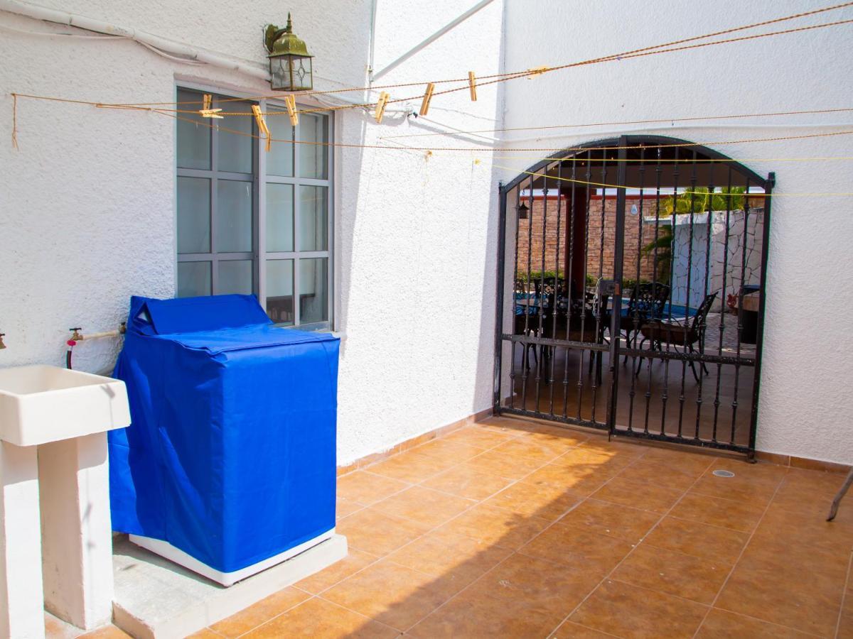 Hermosa Casa, En Renta Vacacional Con Piscina, A Tan Solo10 Minutos De La Playa, Cerca De Centros Comerciales, Restaurantes, Bares Y Supermercados * Cancun