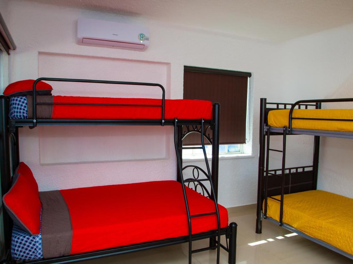 Hermosa Casa, En Renta Vacacional Con Piscina, A Tan Solo10 Minutos De La Playa, Cerca De Centros Comerciales, Restaurantes, Bares Y Supermercados * Cancun