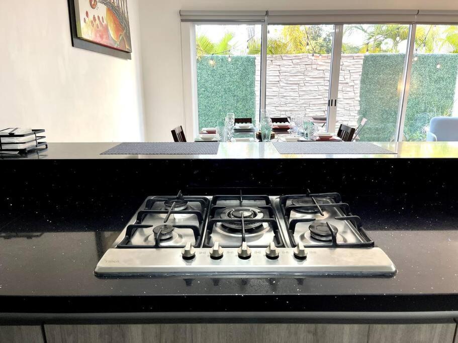 3br Beautiful House With Pool Close To The Beach! Сasa de vacaciones