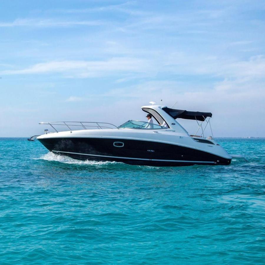 Yacht Rent & Tours Hotel en barco