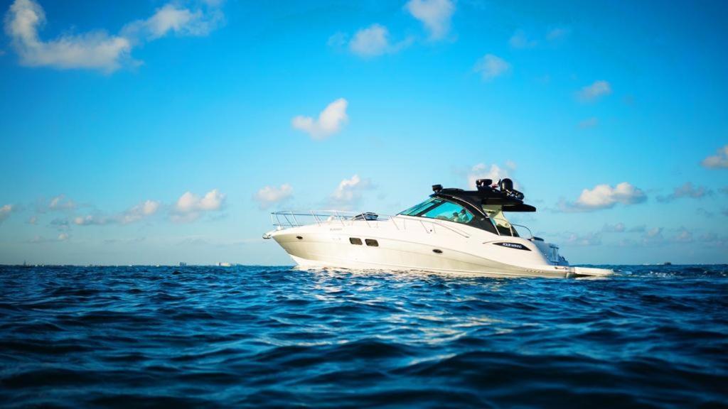 Hotel en barco Yacht Rent & Tours