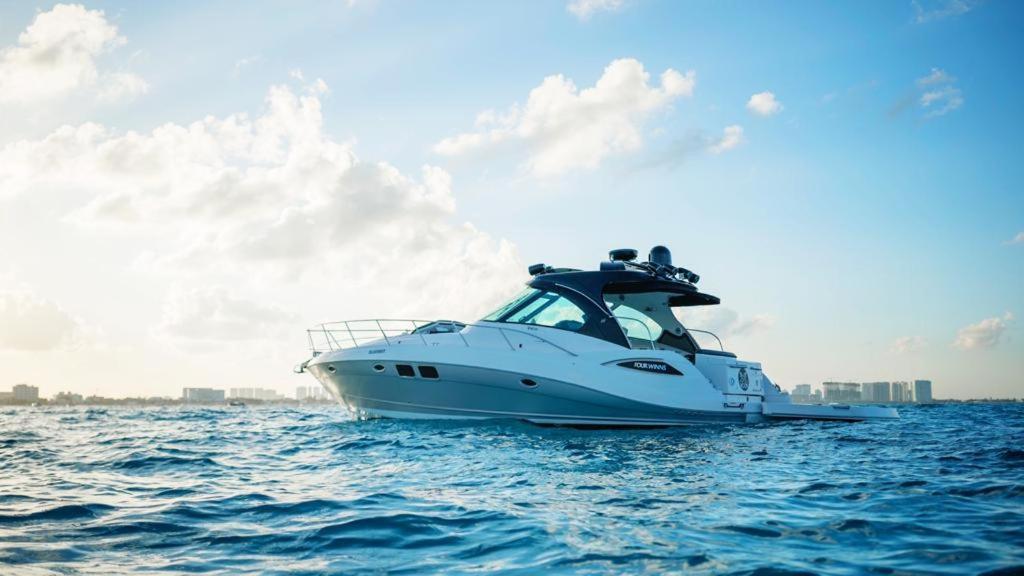 Hotel en barco Yacht Rent & Tours *