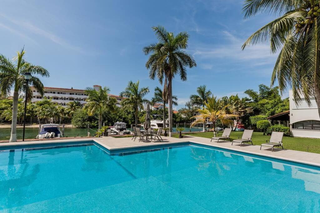 Villa Stylish Lagoon Front By Casa Paraiso