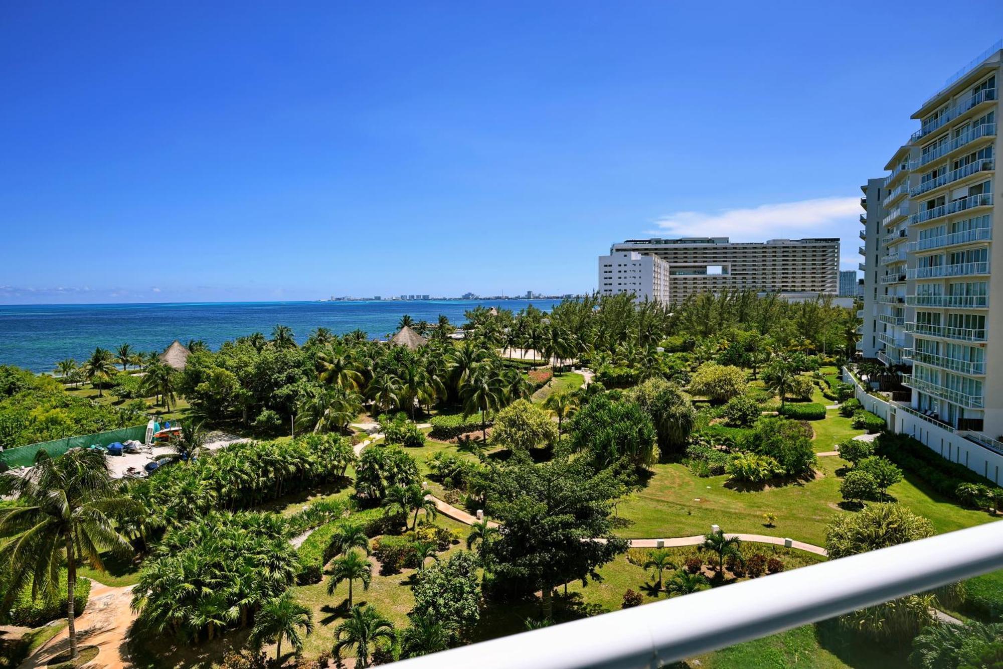 Beachfront Blue Vista Apartment Cancun