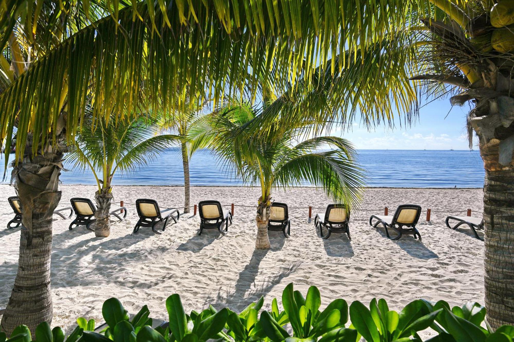 Beachfront Blue Vista Apartment Cancun