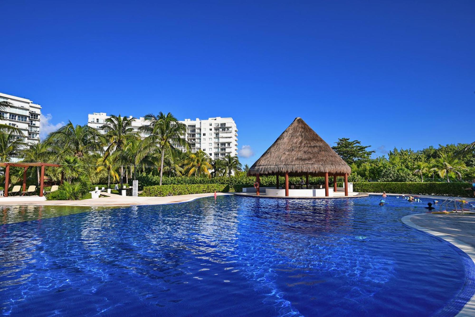 Beachfront Blue Vista Apartment