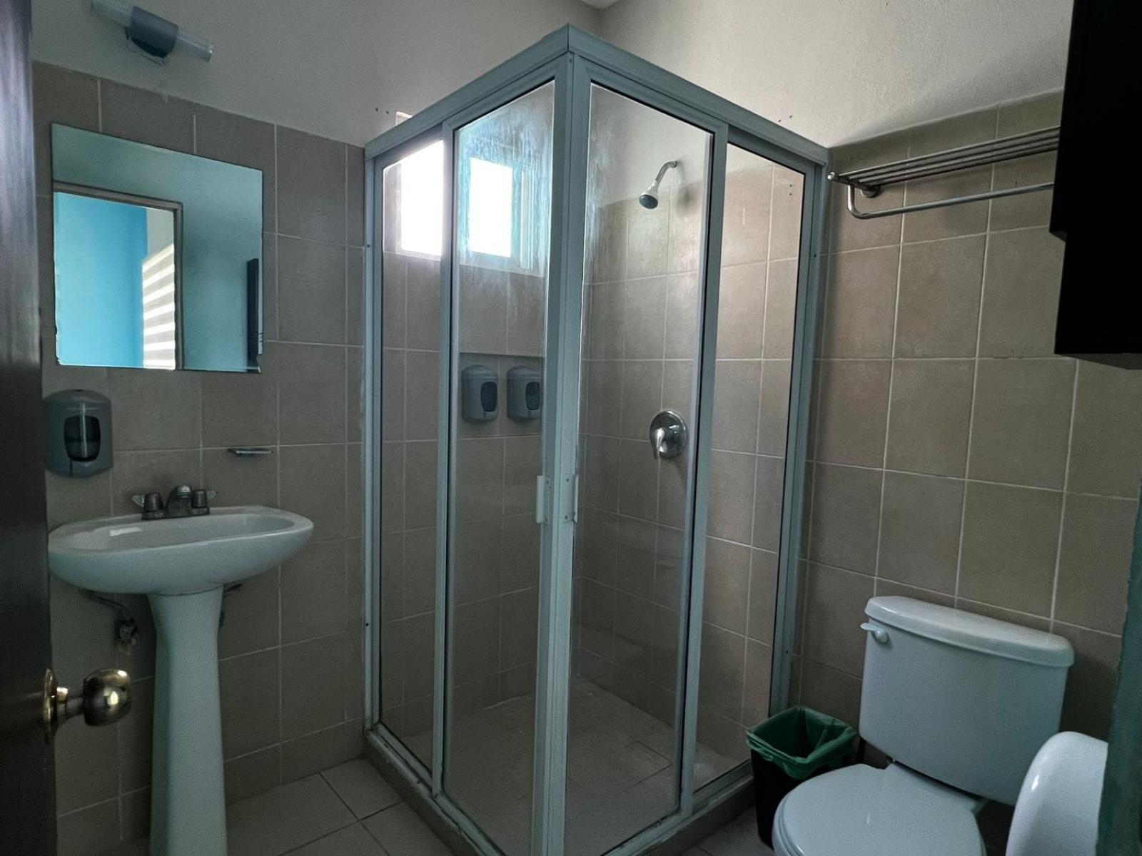 Casa Con Alberca Y Jardin En *