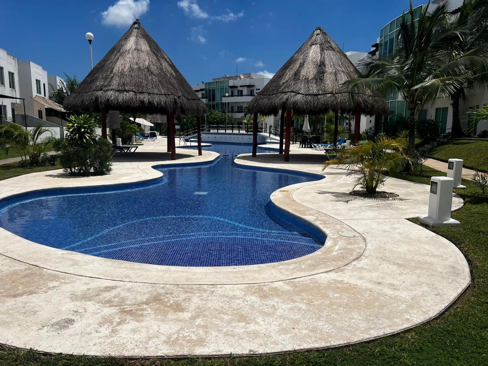 Casa Con Alberca Y Jardin En *