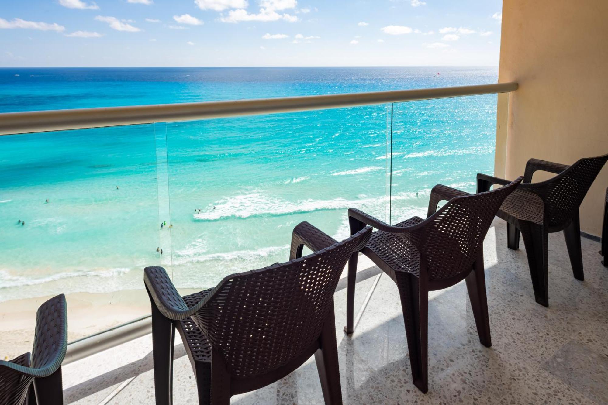 2 Story Oceanfront Penthouses On Beach! Cancún