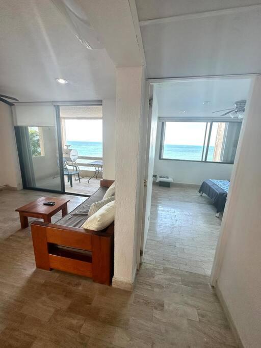 Escape To Serenity By The Sea! Beachfront With Pool, Just 5 Minutes From The Ferry Apartamento
