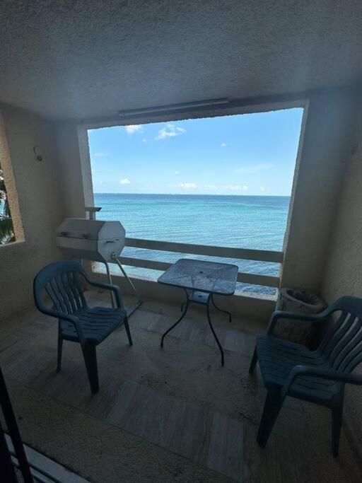 Escape To Serenity By The Sea! Beachfront With Pool, Just 5 Minutes From The Ferry Apartamento Cancún