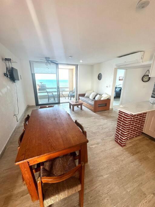 Apartamento Escape To Serenity By The Sea! Beachfront With Pool, Just 5 Minutes From The Ferry
